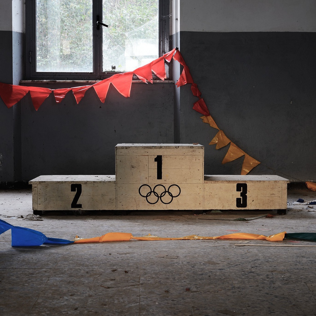 Пьедестал в заброшенном зале