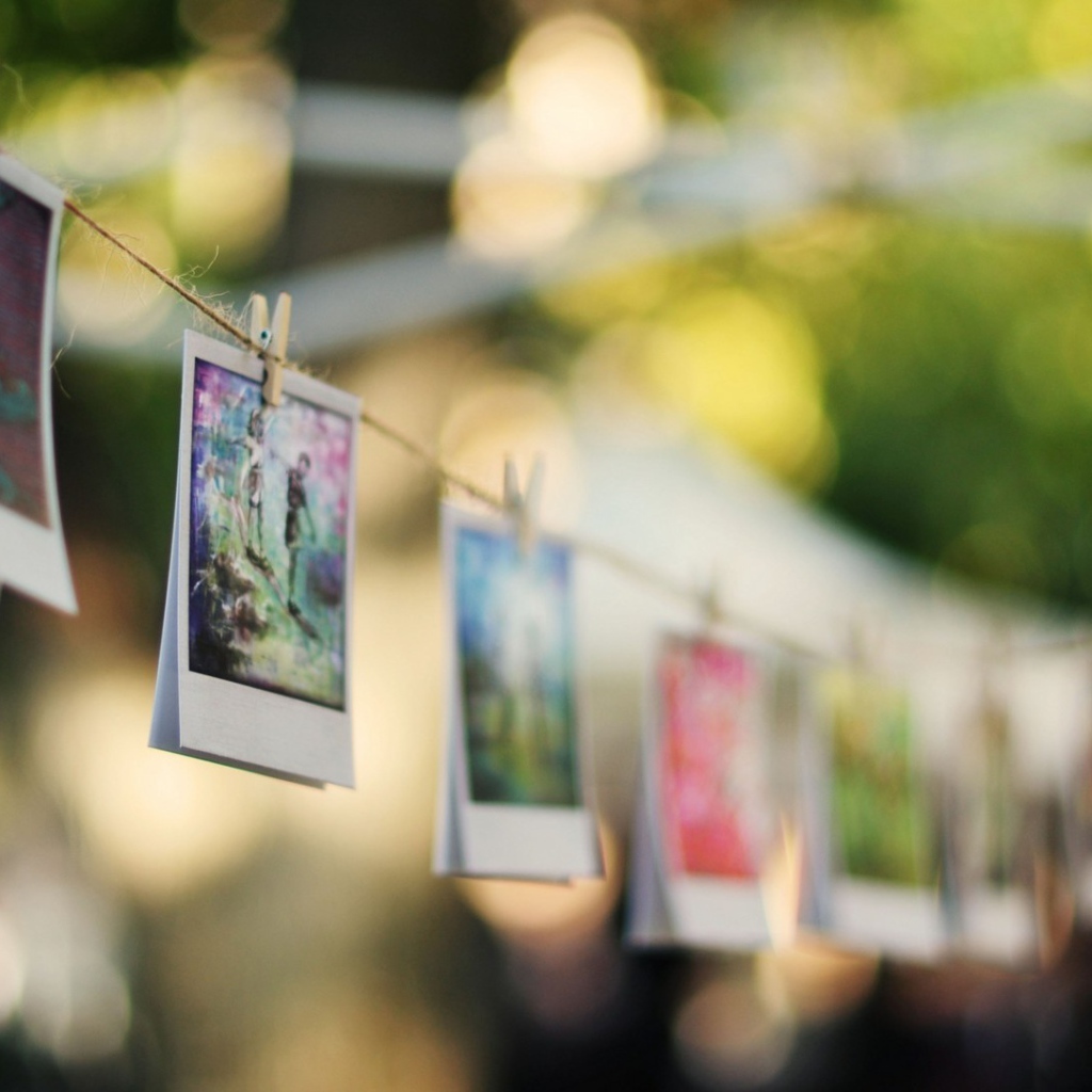 Фотографии висят на веревке