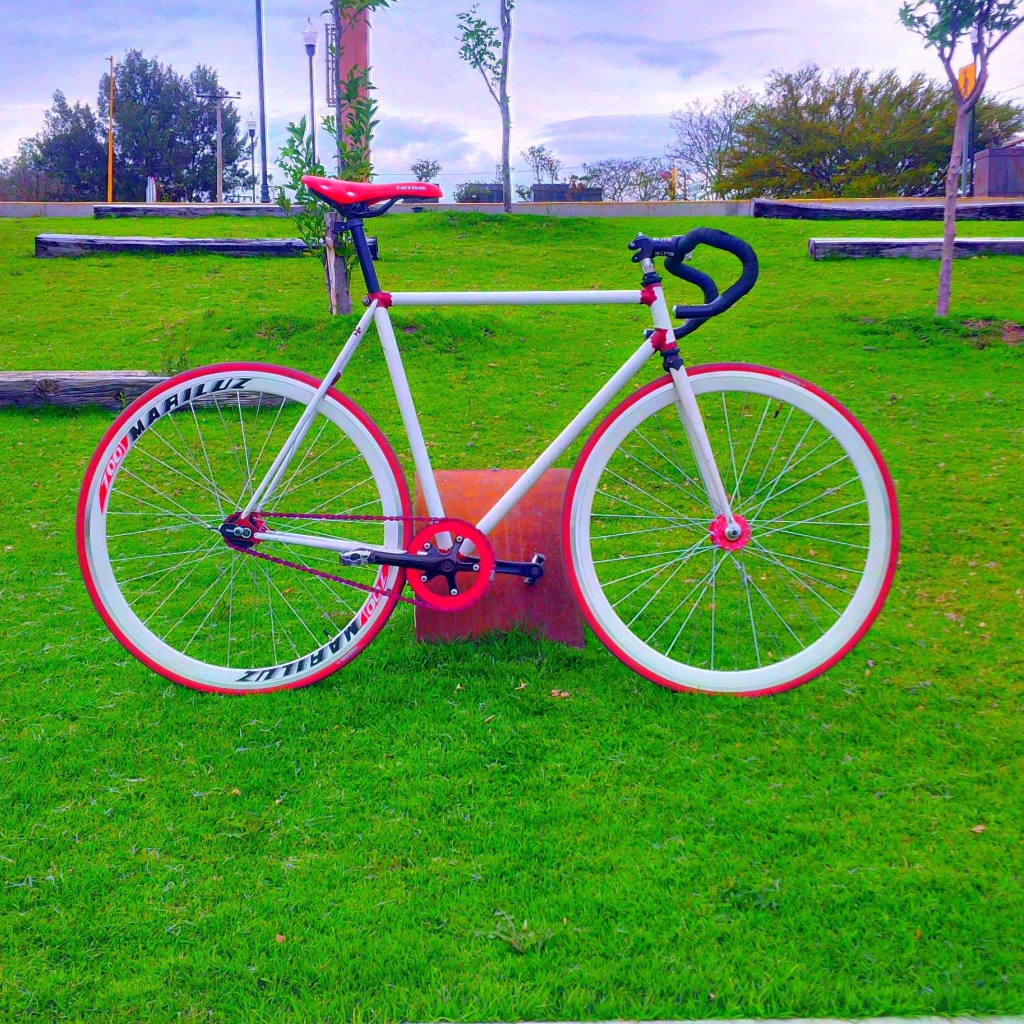 Розовый велосипед на зеленом газоне