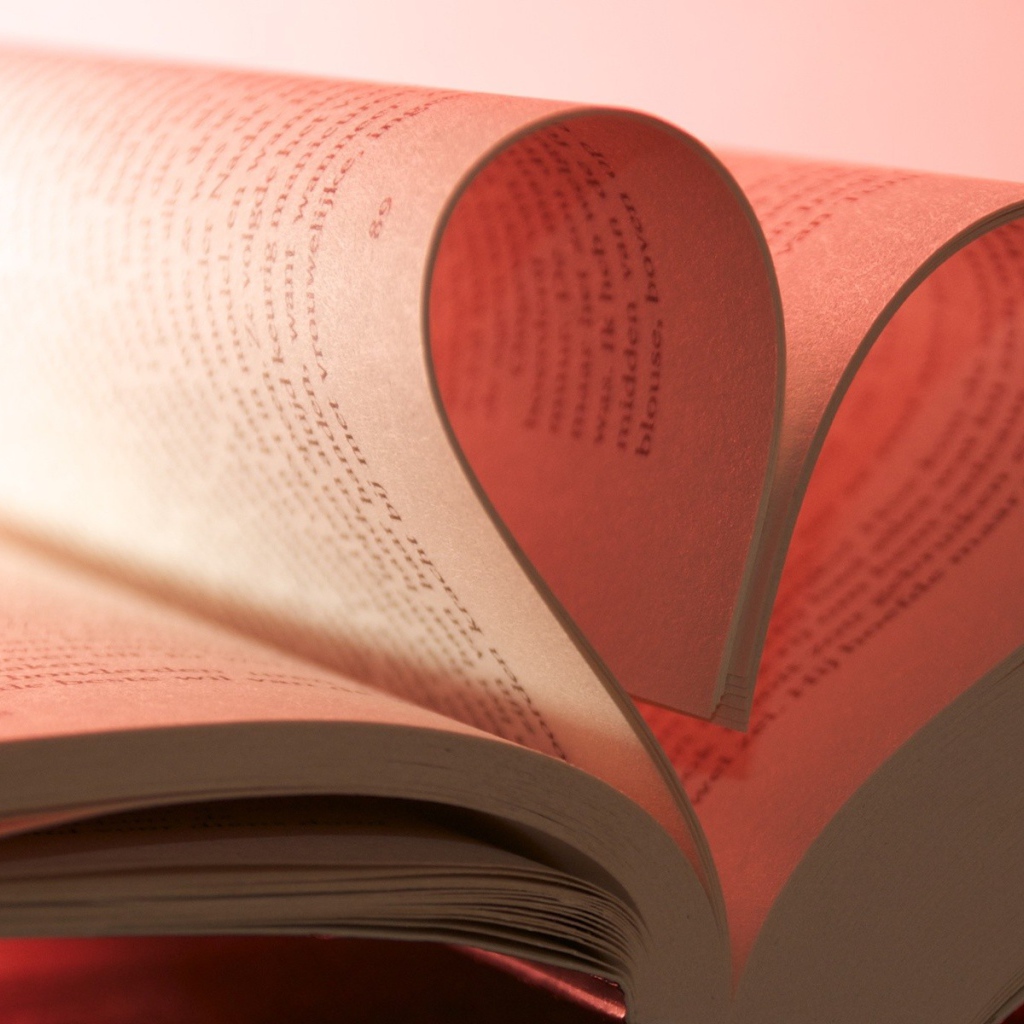 Розовое сердце из книжных страниц