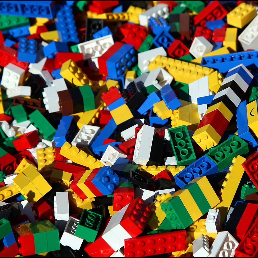 Россыпь частей конструктора ЛЕГО