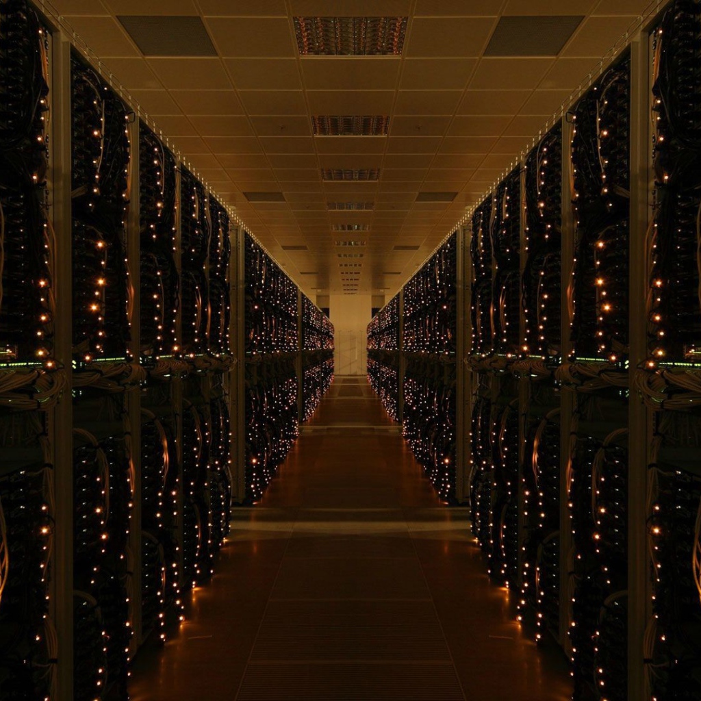 Стойки с серверами в дата центре