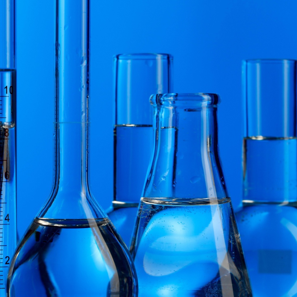 Реактивы в кабинете химии