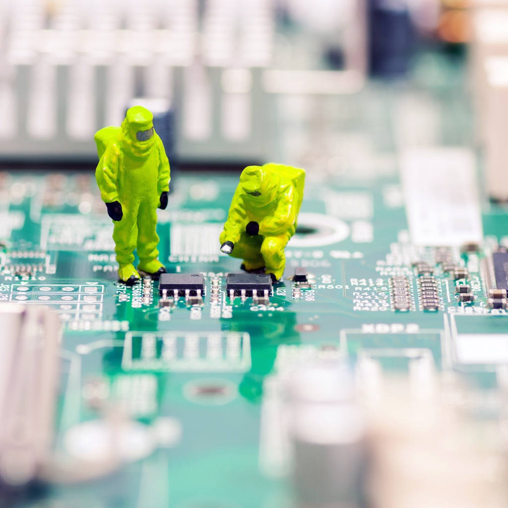 Ремонтники на компьютерной плате