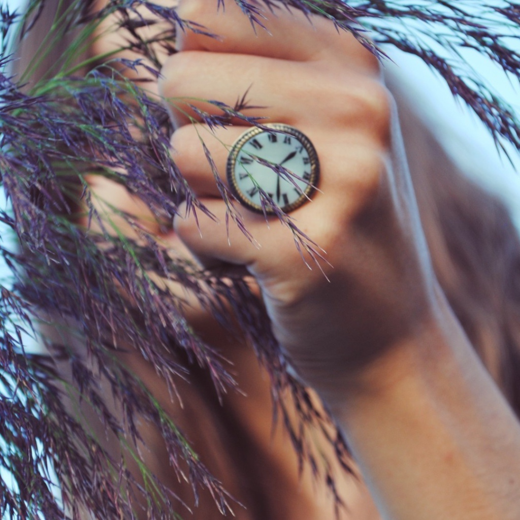 Кольцо в виде часов на руке