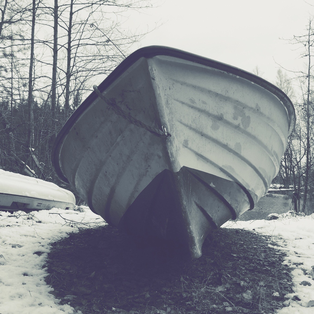 Речная лодка на зимней стоянке