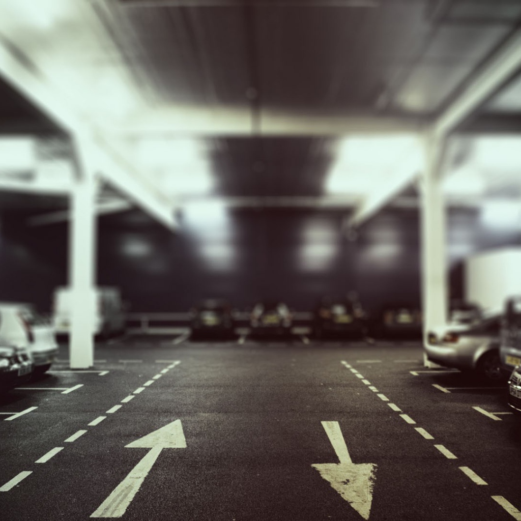 Дорожные указатели на парковке