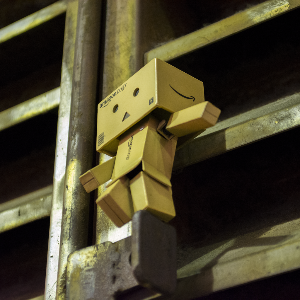 Робот Дандо на решетке вентиляции