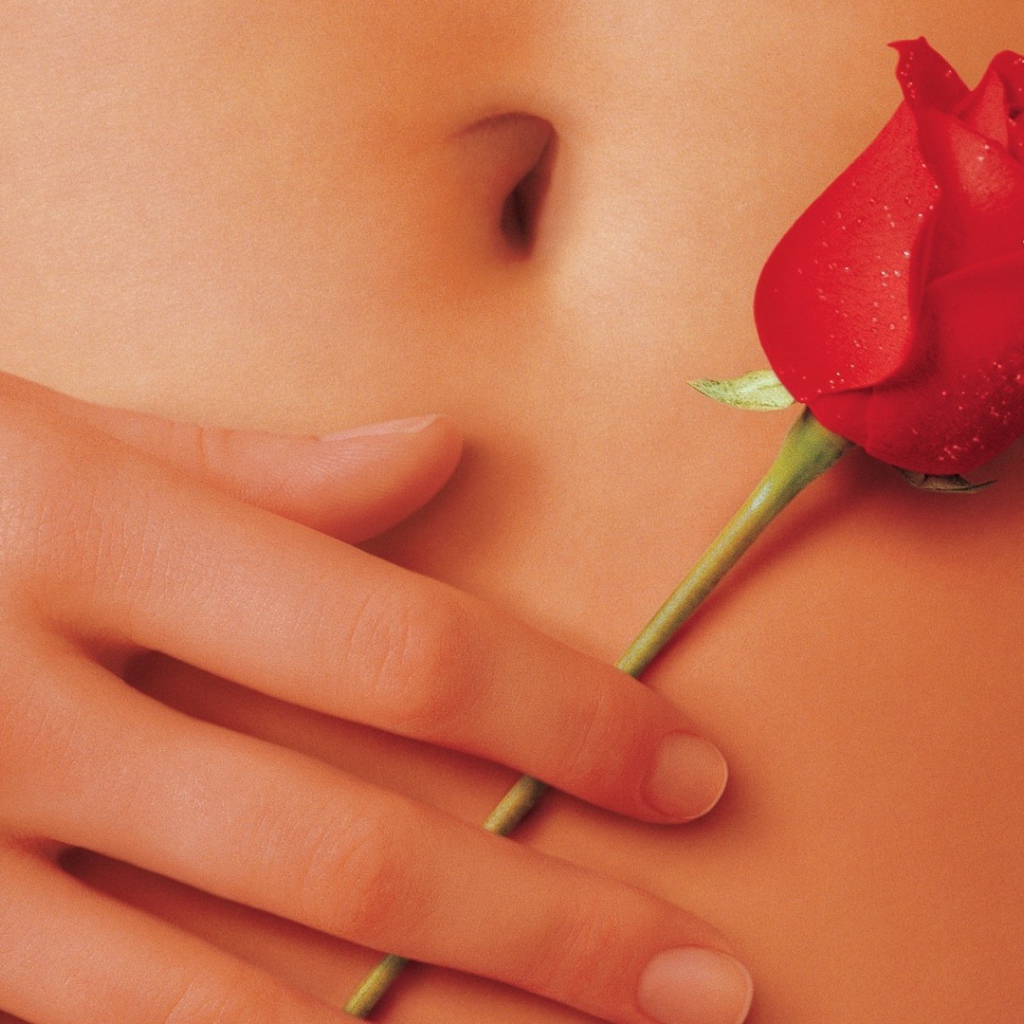 Роза на животе у девушки