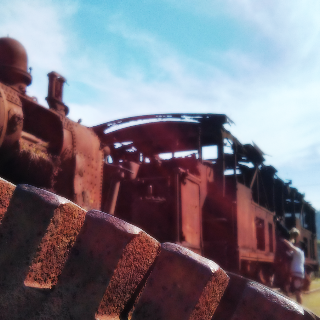 Ржавый паровоз на свалке