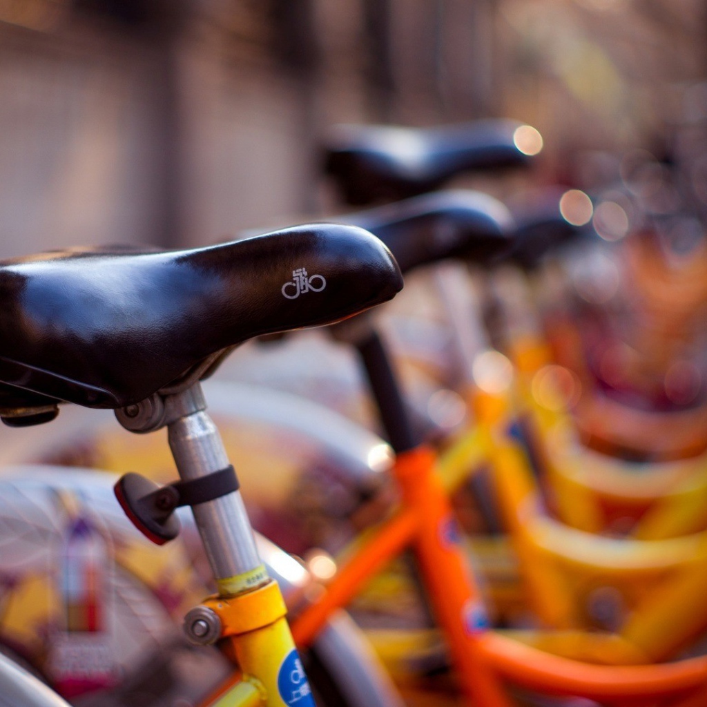 Сиденья велосипедов на стоянке