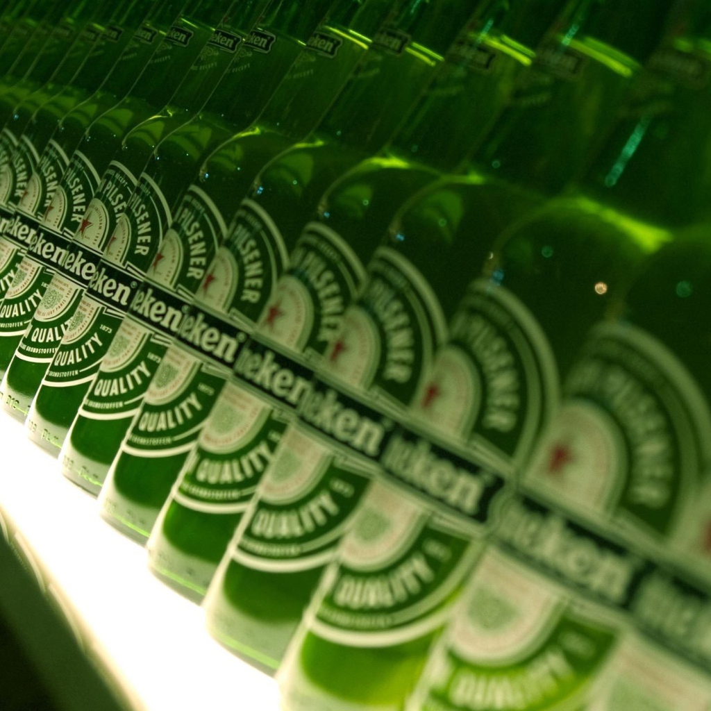 Ряд бутылок пива Heineken на полке