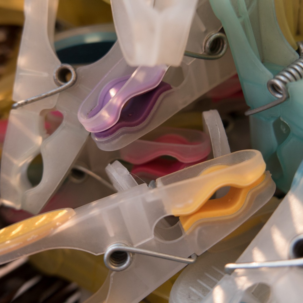 Несколько бельевых прищепок