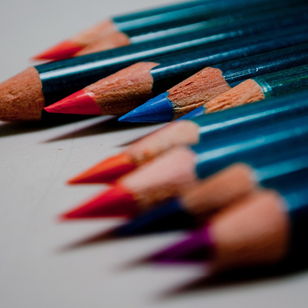 Заточенные карандаши на серой поверхности