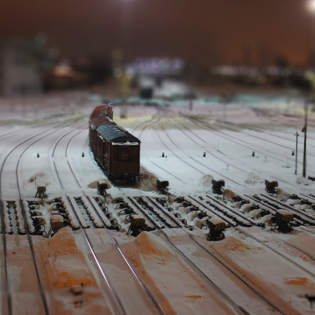 Укрытая снегом сортировочная станция