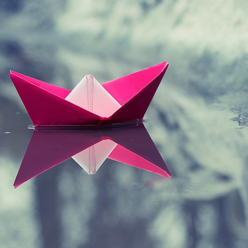 Кораблик из красной бумаги