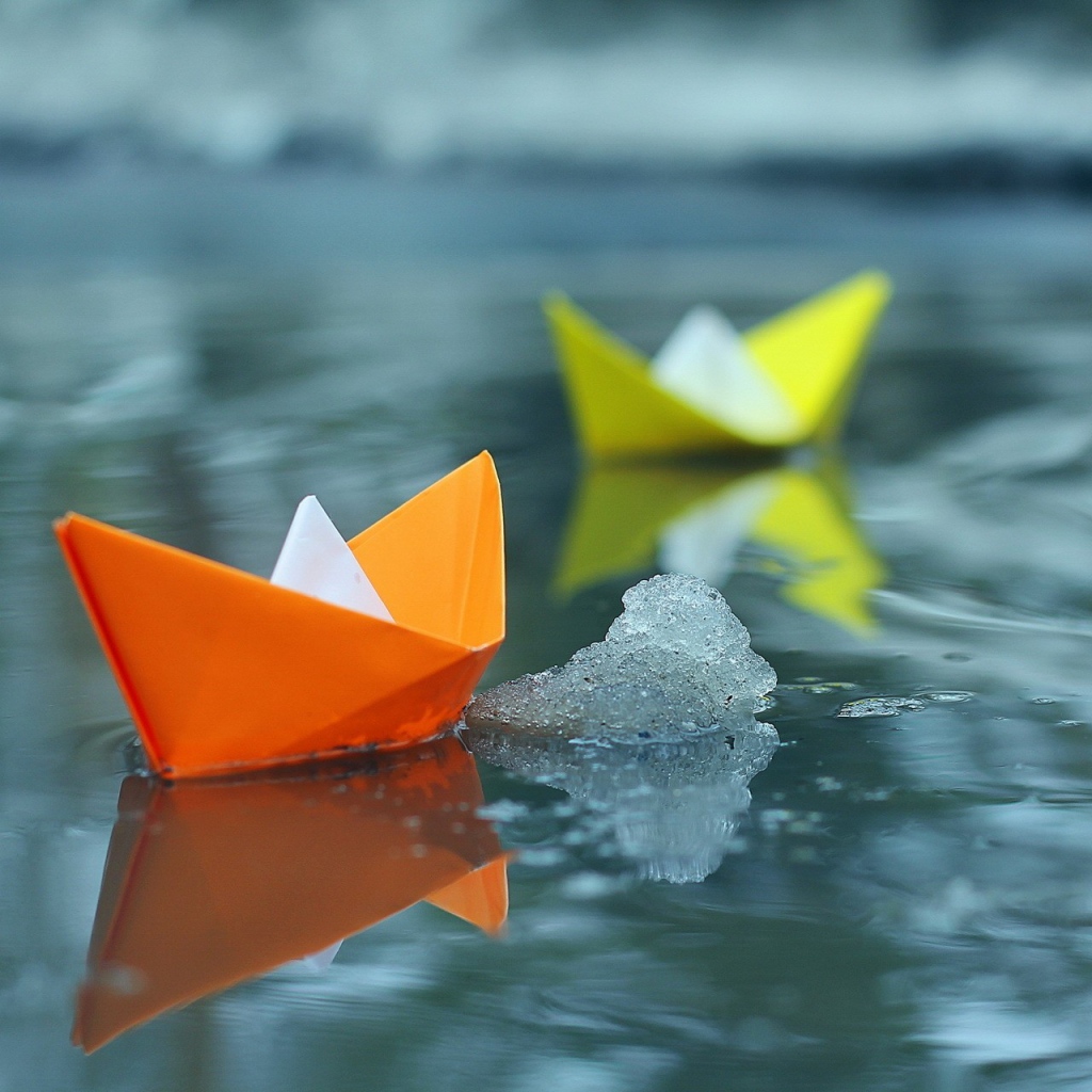 Кораблики из оранжевой и желтой бумаги
