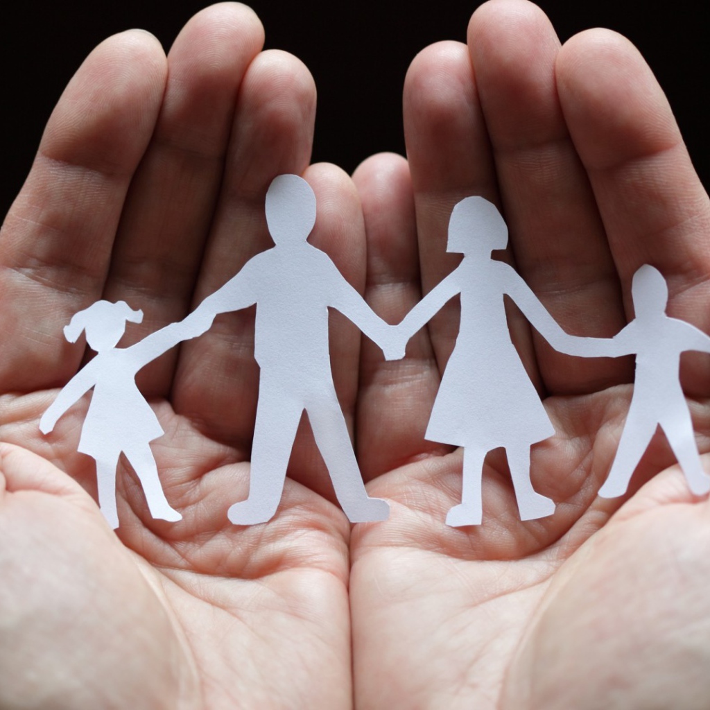 Силуэты из бумаги в руках