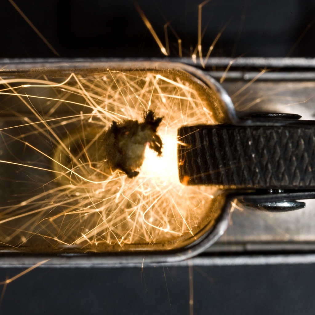 Искра из под кремния в зажигалке