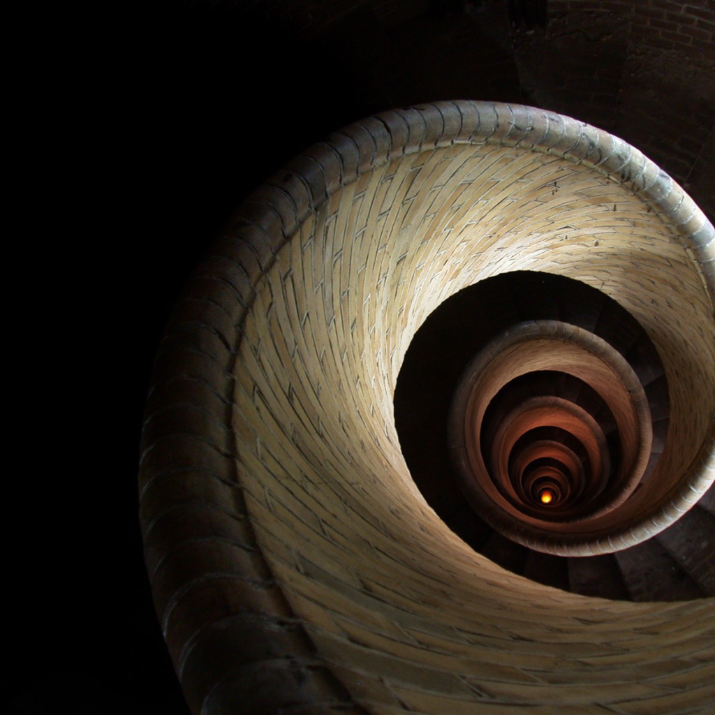 Спираль винтовой лестницы уходит вглубь