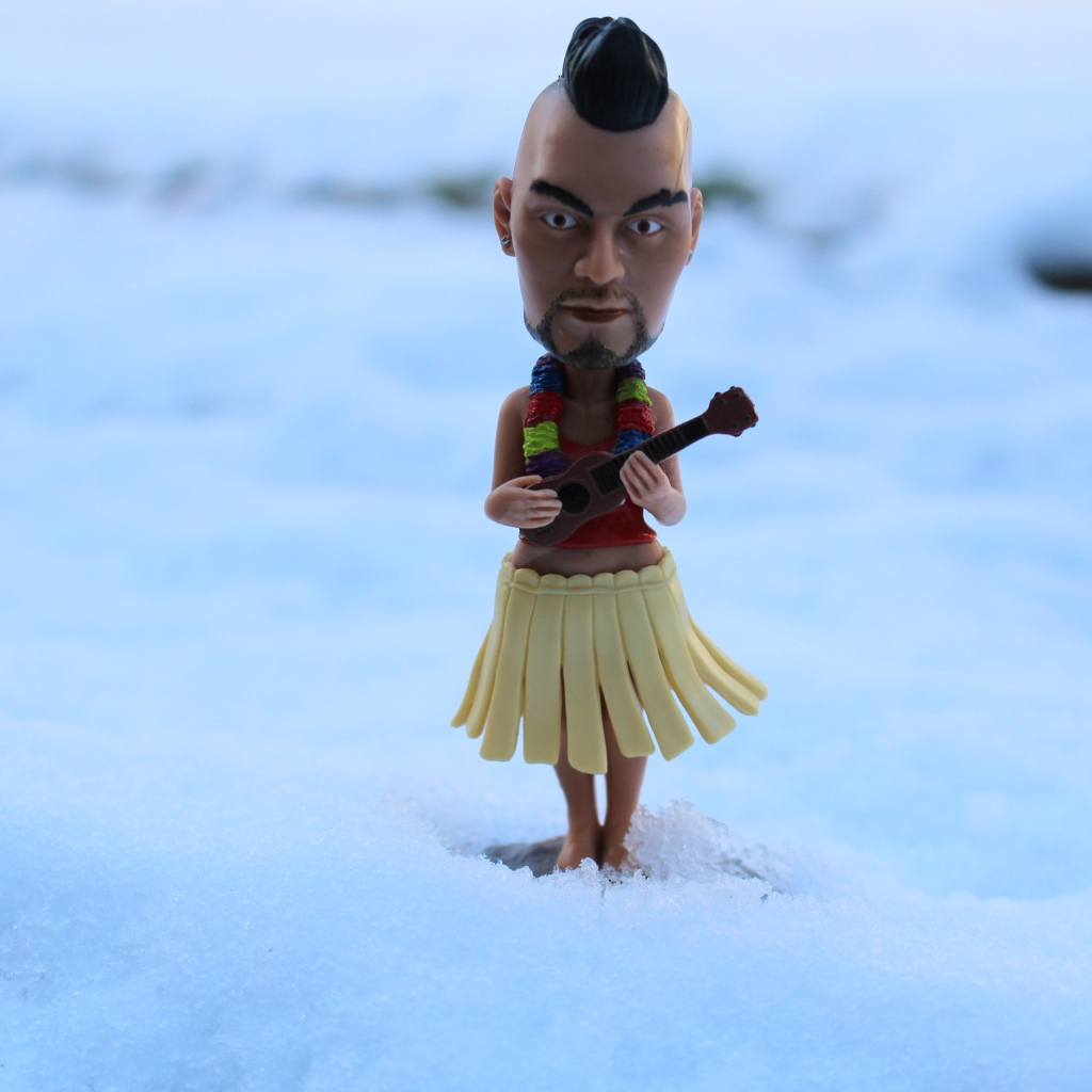 Статуэтка в виде мужчины с гитарой