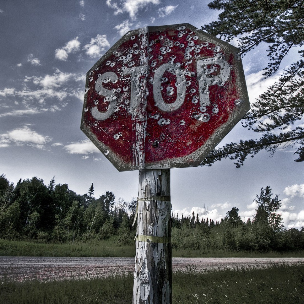 Знак СТОП расстрелян пулями