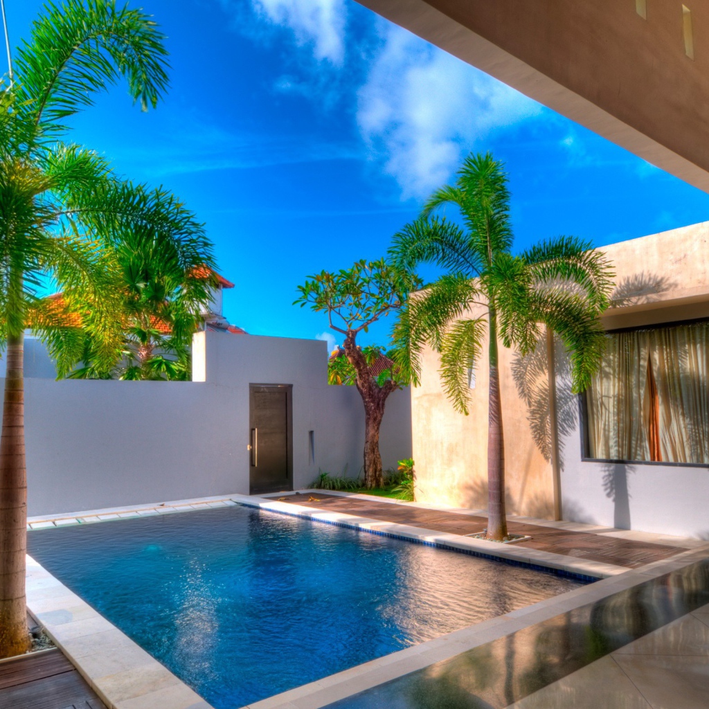 Бассейн во дворе виллы