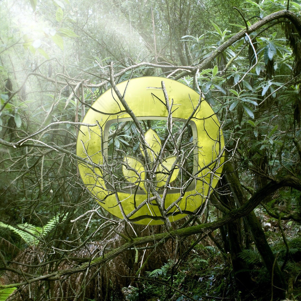 Символ лепестков на фоне зарослей