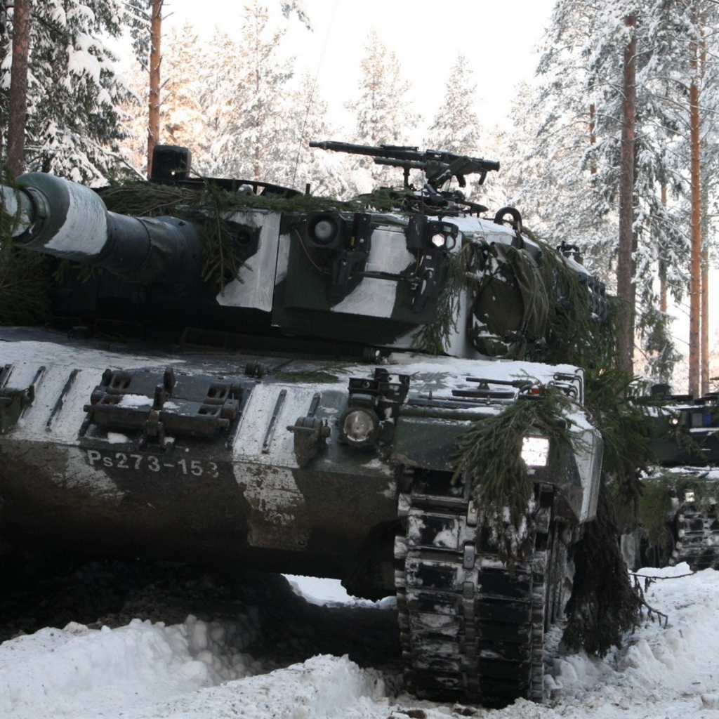 Танк в маскировке в лесу