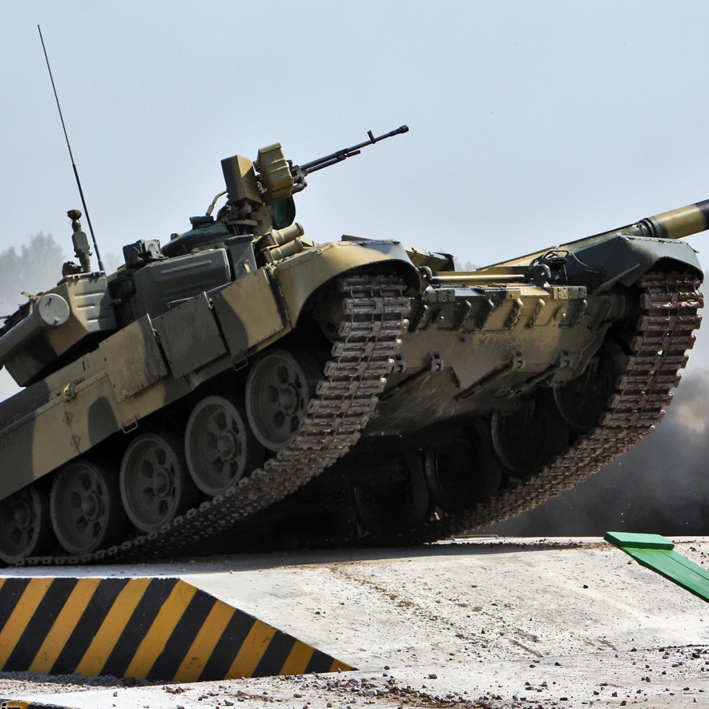 Танк на испытаниях на полигоне