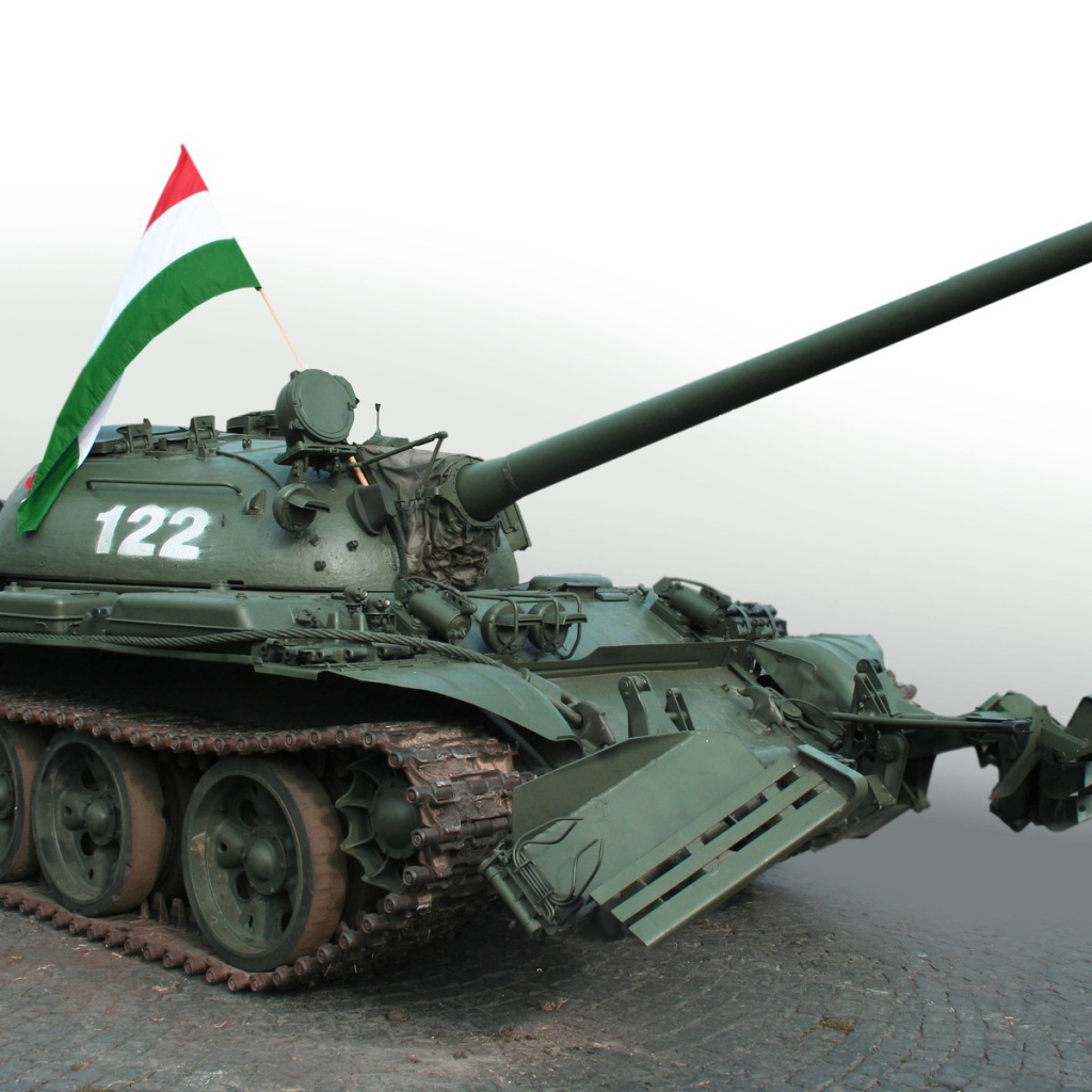 Танк с флагом на башне