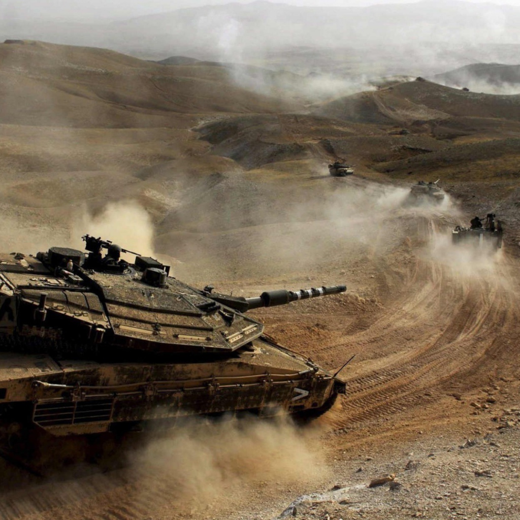 Танки на марше в пустынной местности