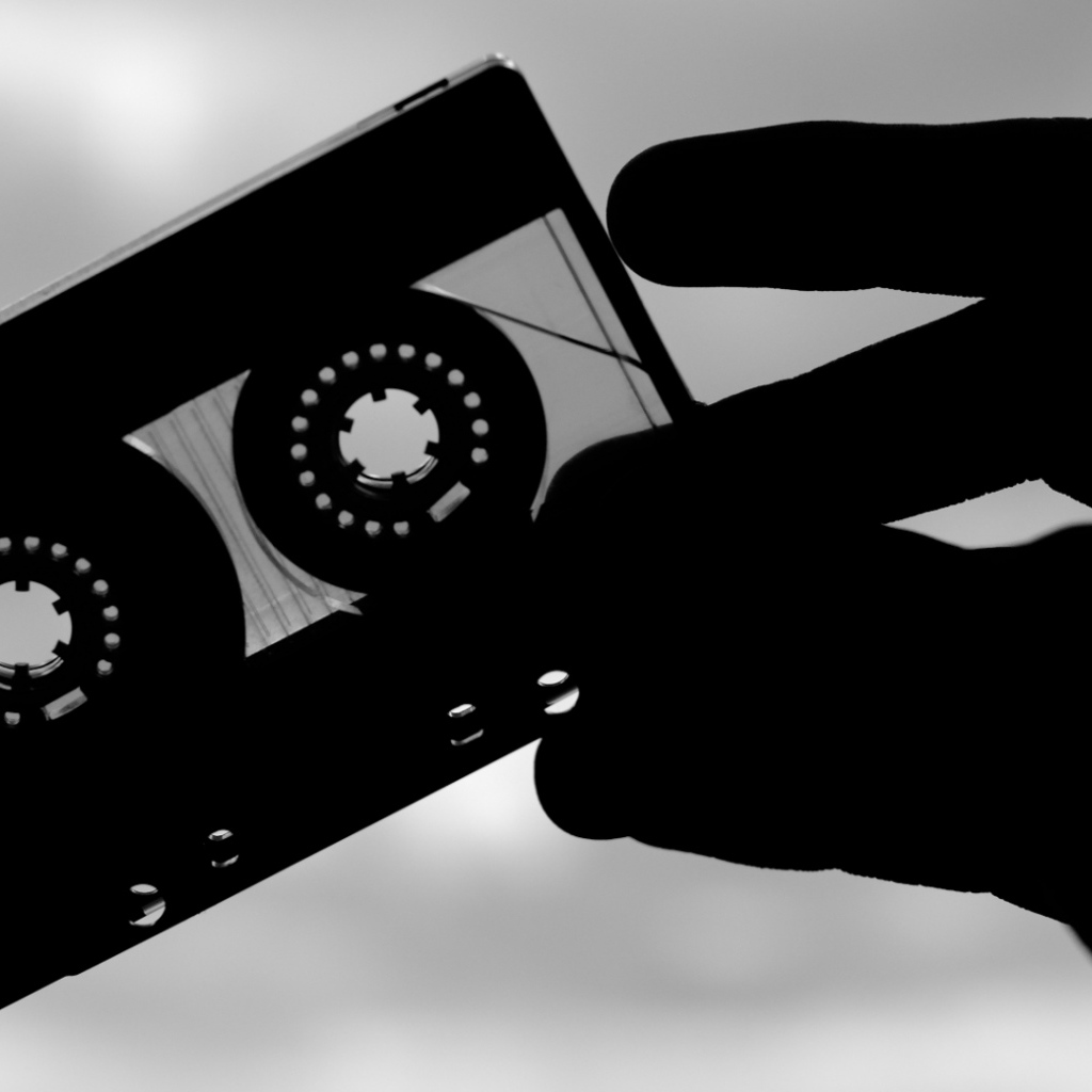 Аудиокассета в руке