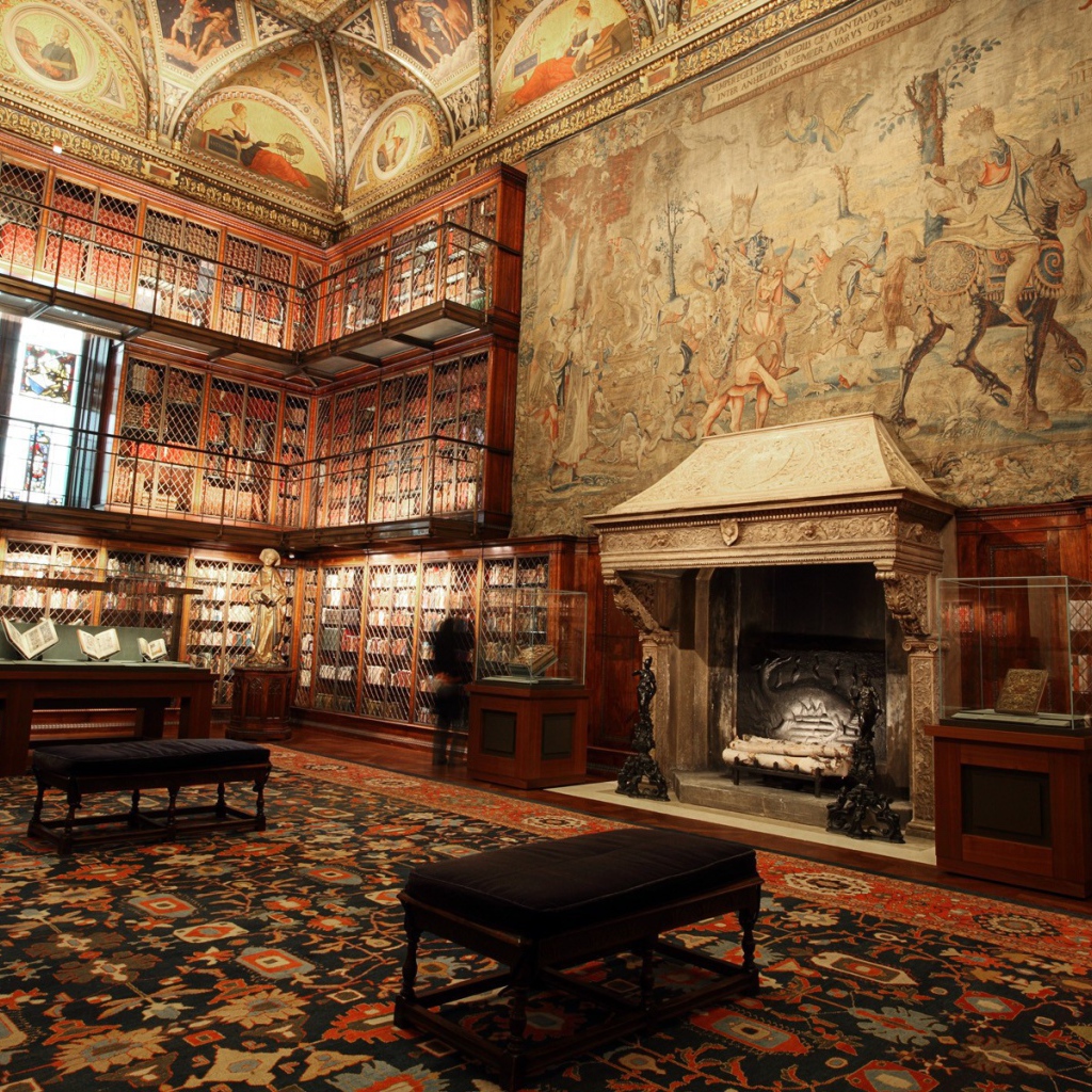 Гобелен над камином в библиотеке