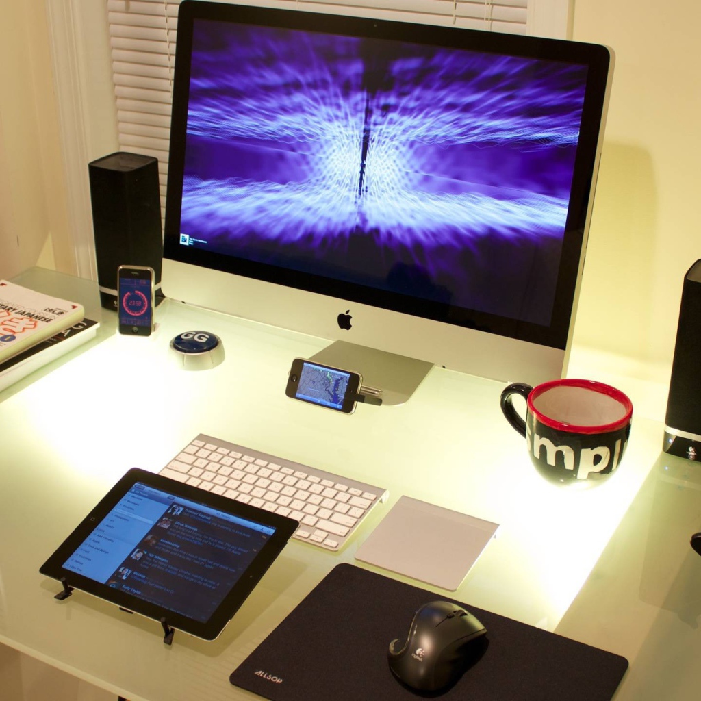Техника Эппл на рабочем столе