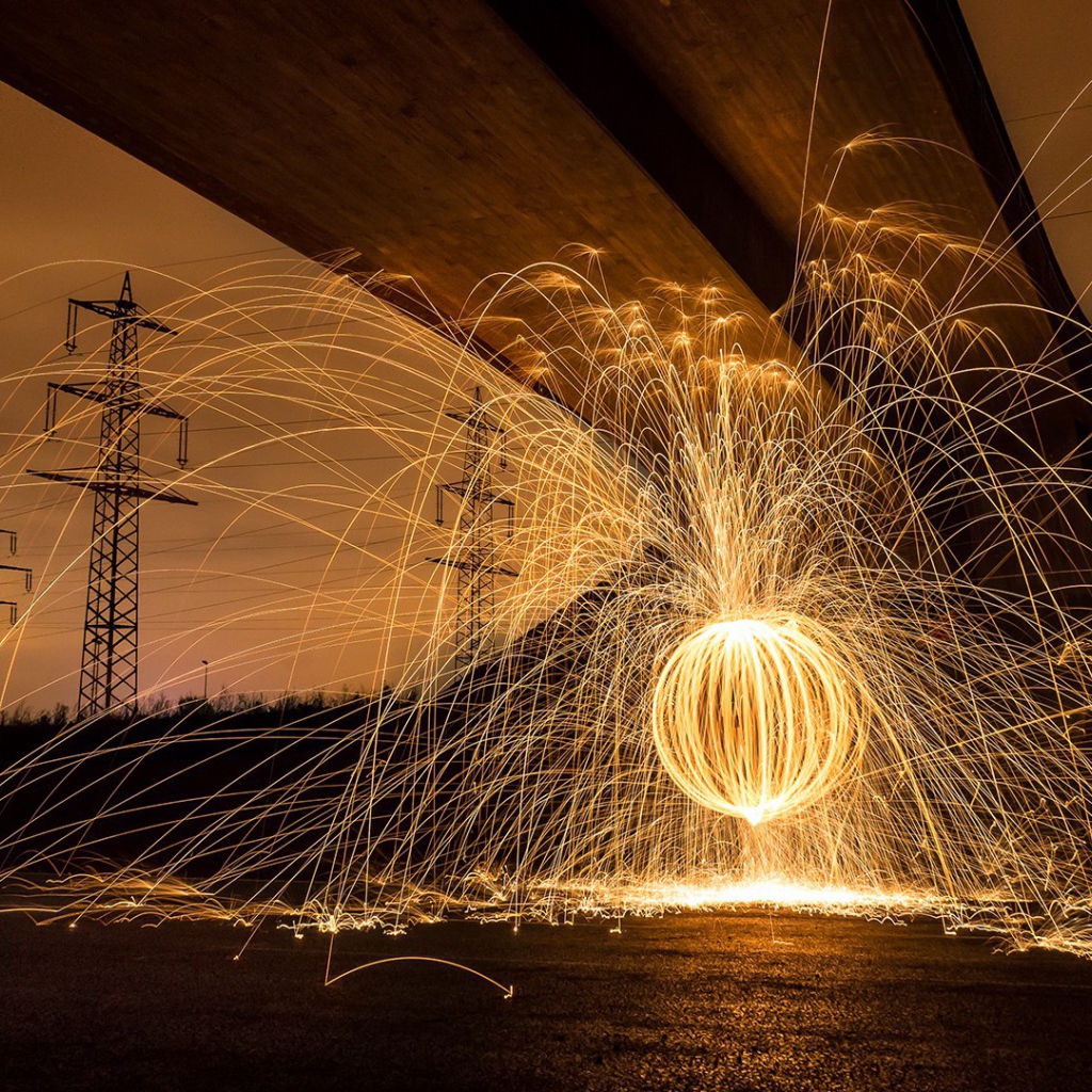 Шар из искр под мостом