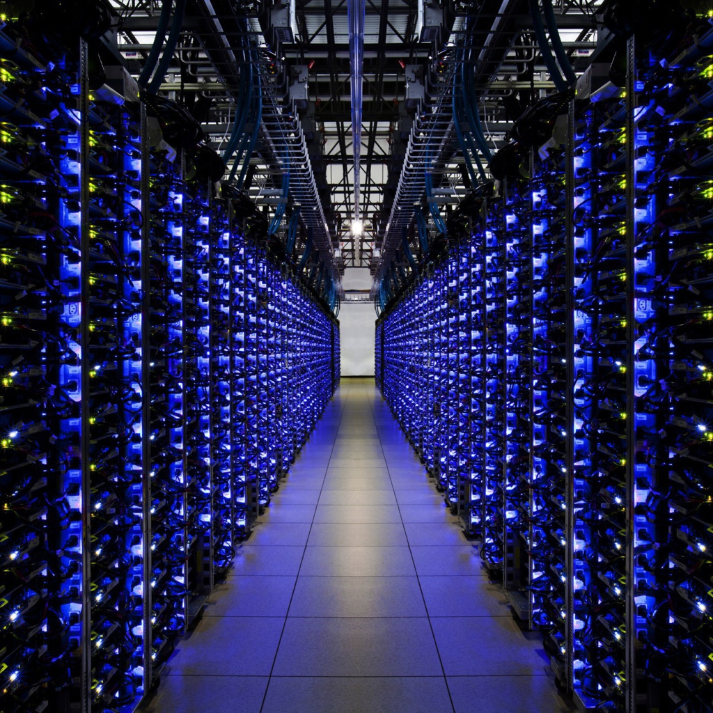 Синие огни серверов в дата центре Гугл