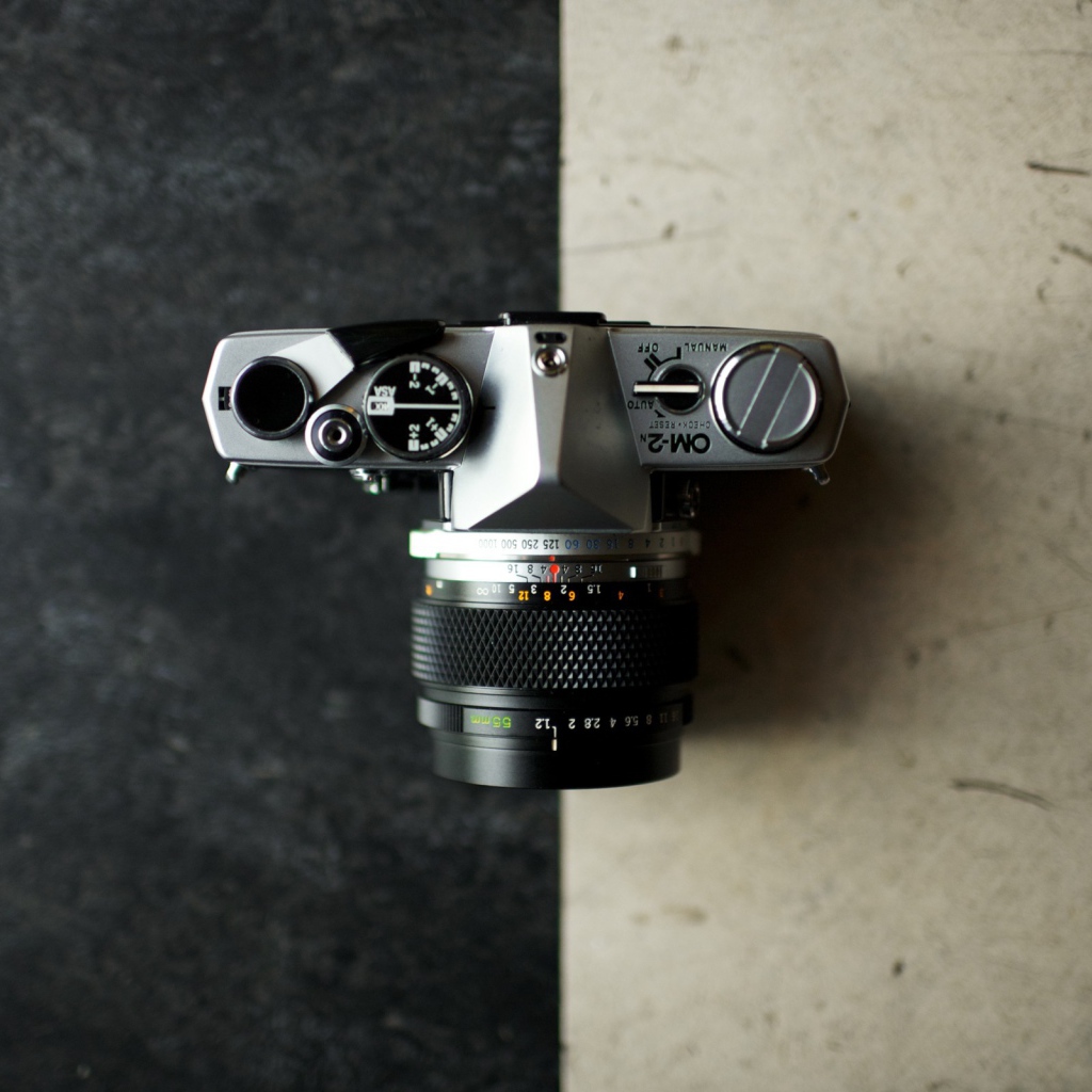 Фотоаппарат на пересечении черного и белого