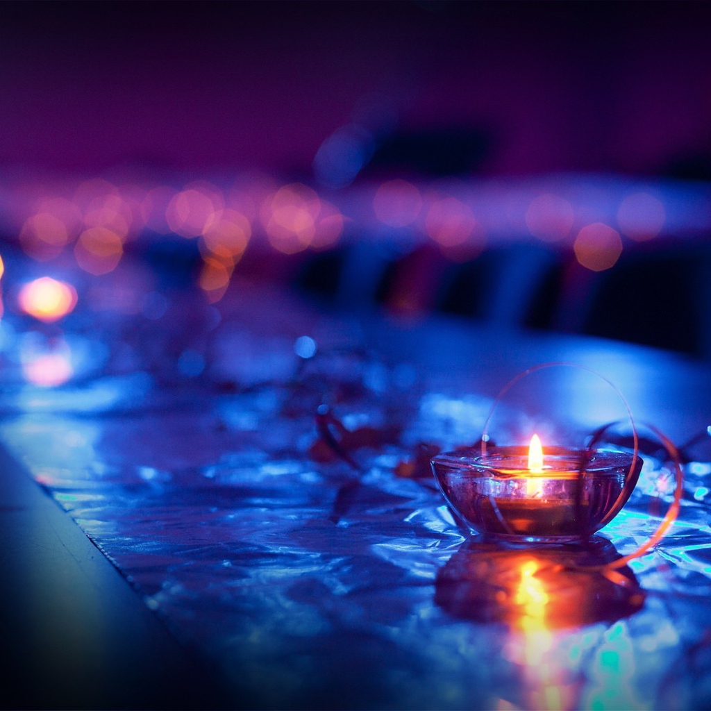 Свеча горит в подставке