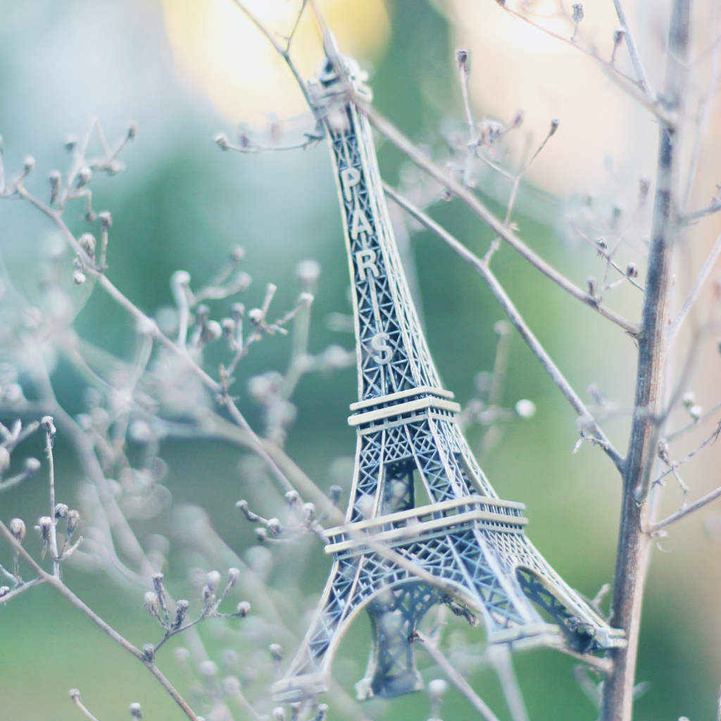 Фигурка Эйфелевой башни на ветках дерева