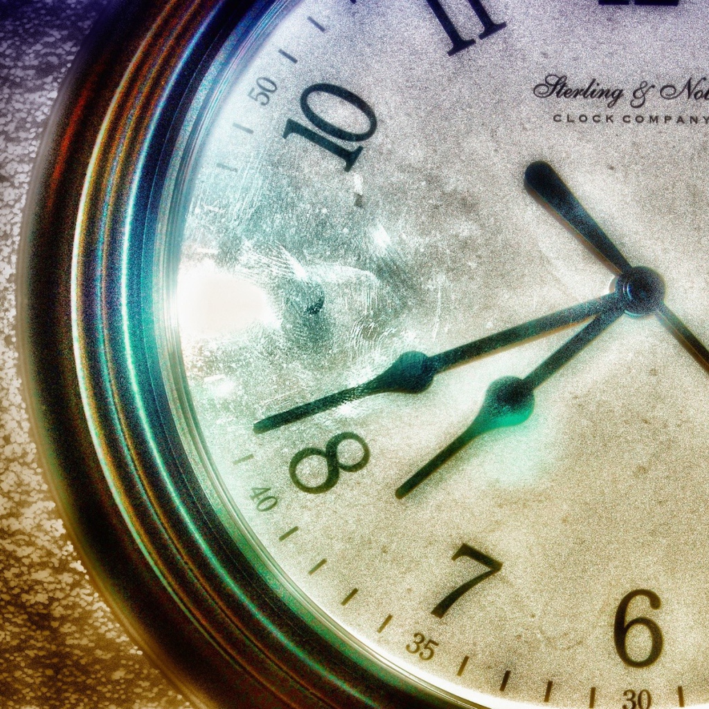 Стрелки часов на белом циферблате