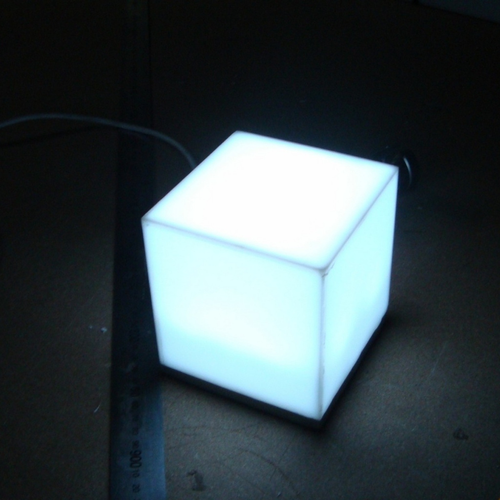 Светильник в форме белого куба