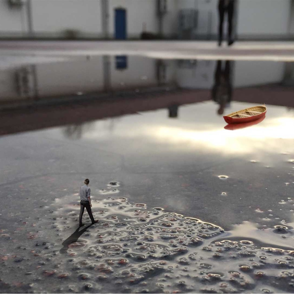 Маленький человек подошел к луже