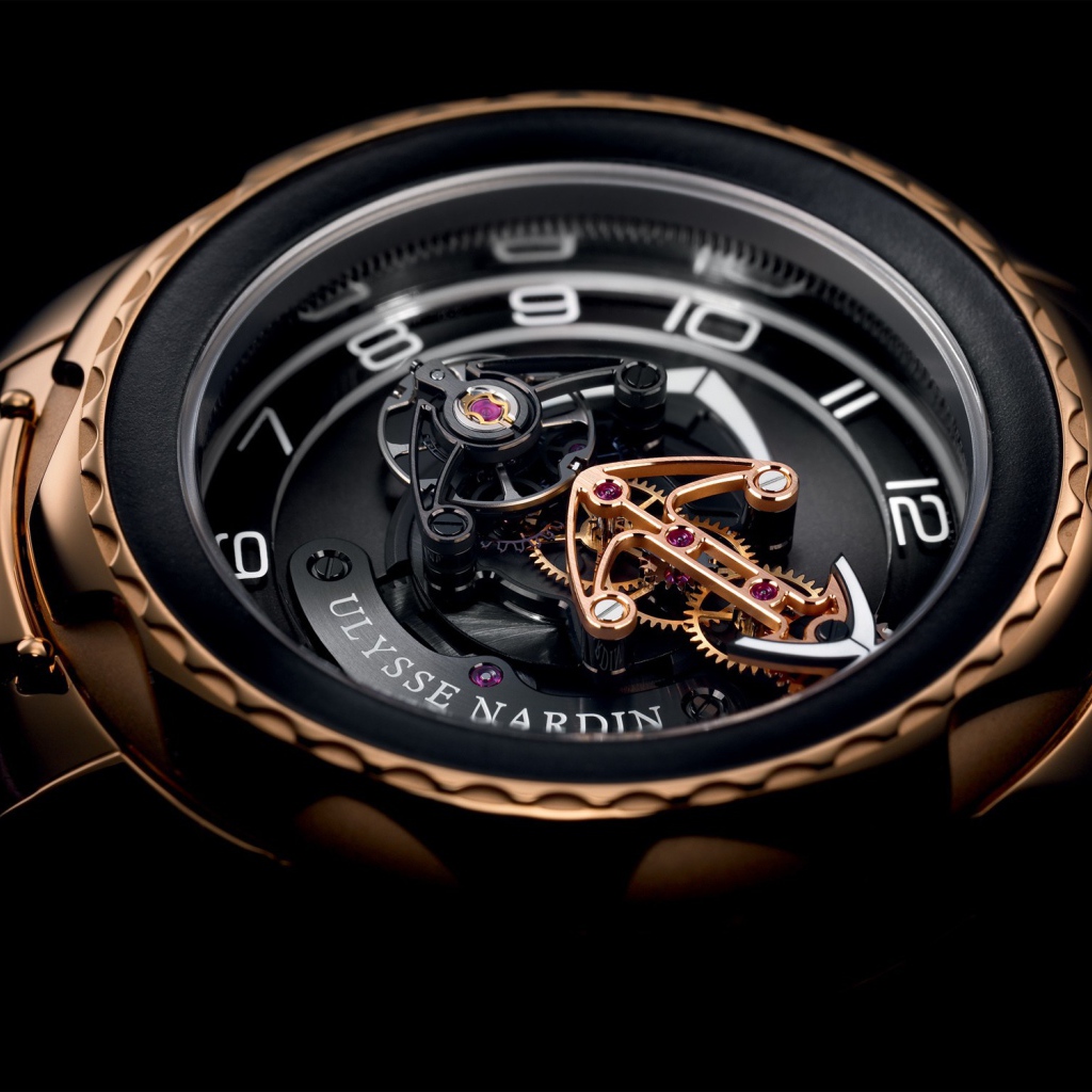 Механизм в корпусе дорогих часов