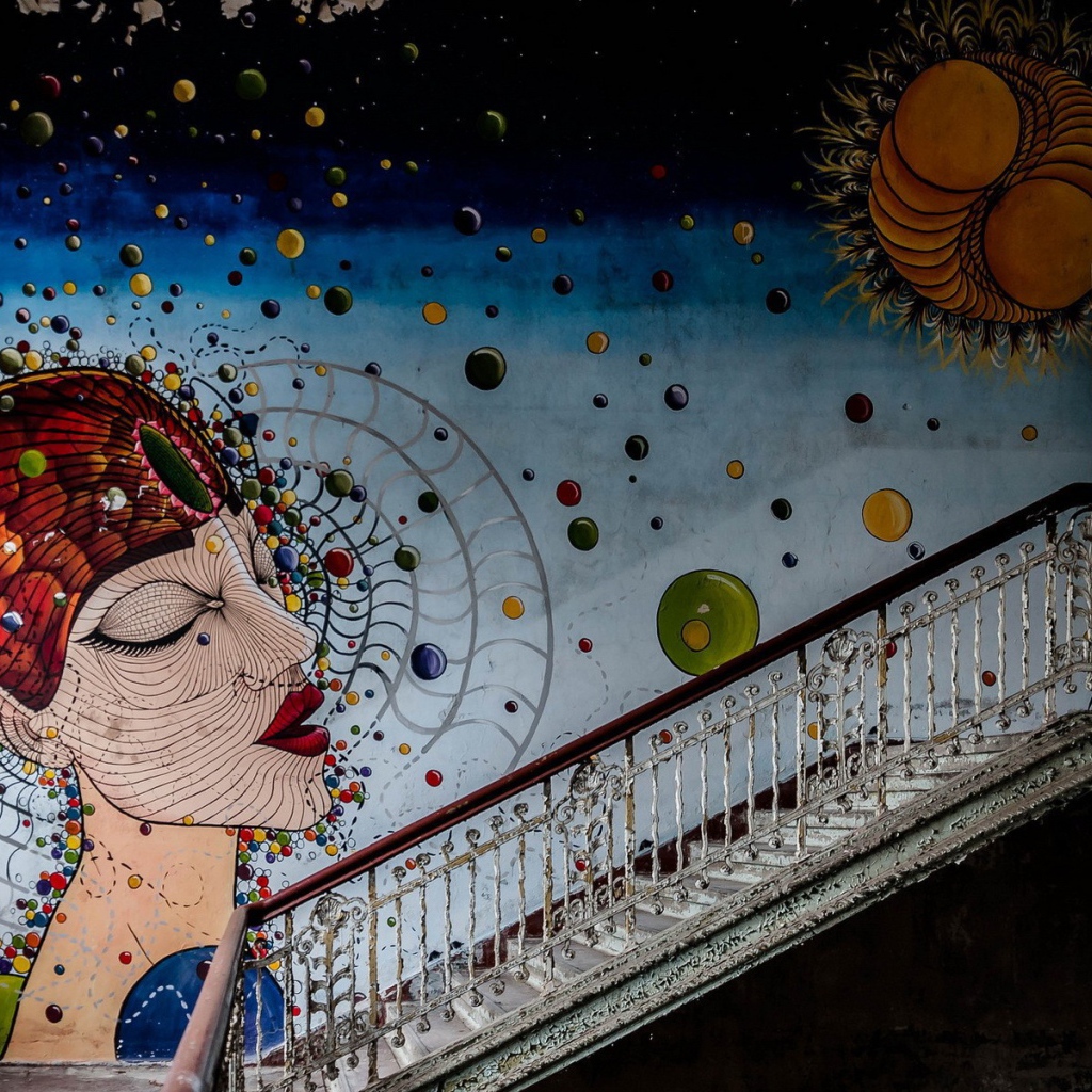 Картина на стене в заброшенном доме