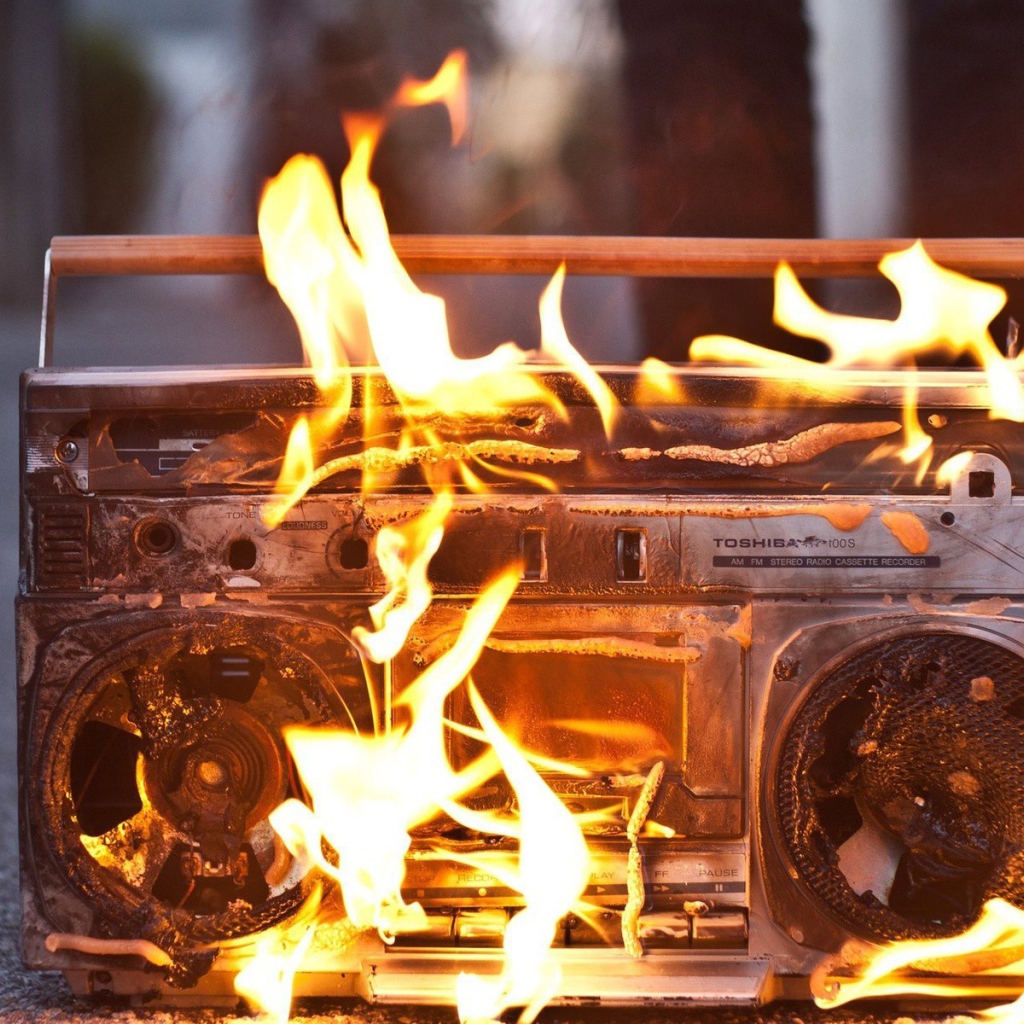 Магнитофон сгорает в огне