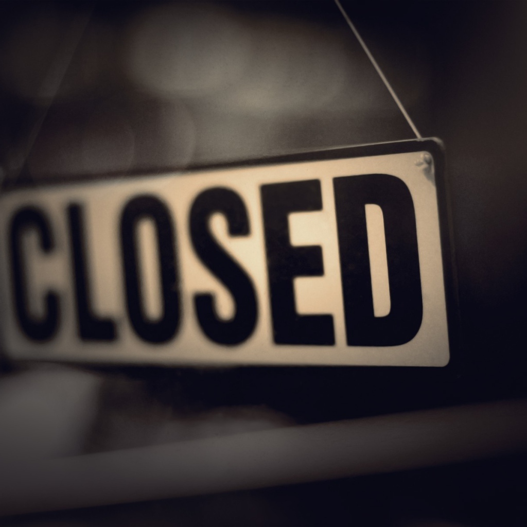 Табличка Закрыто в окне