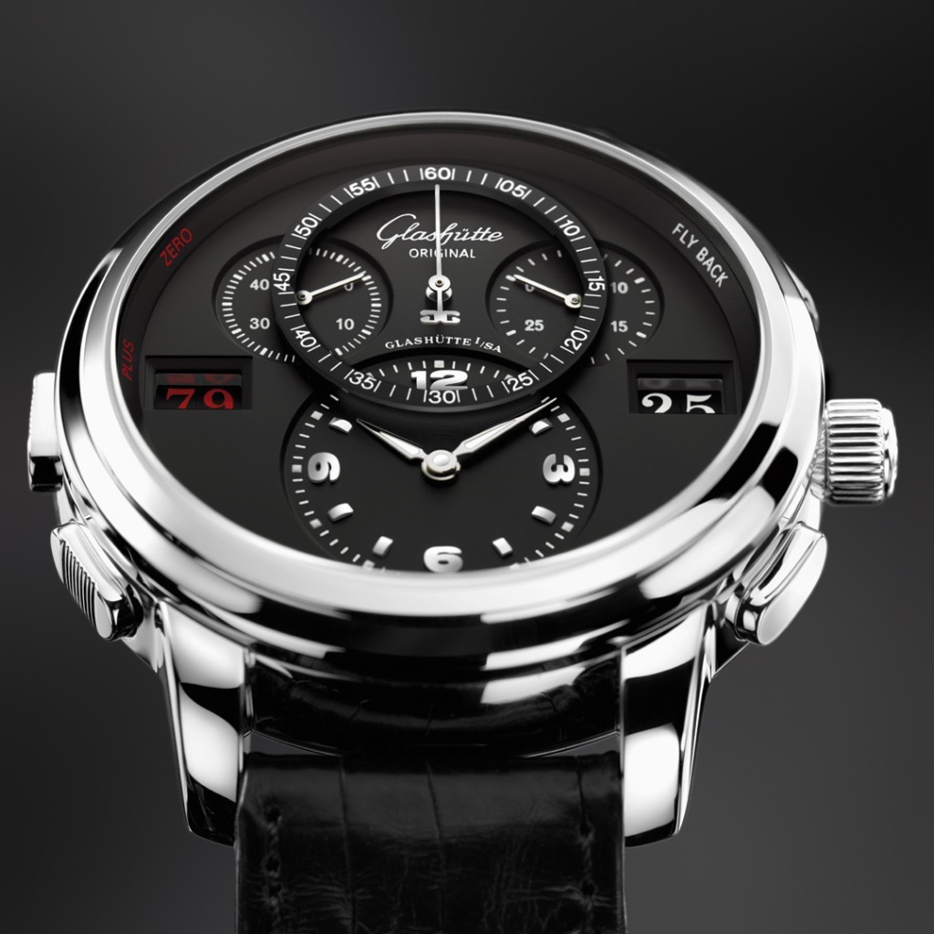 Серебристый корпус и черный циферблат дорогих часов