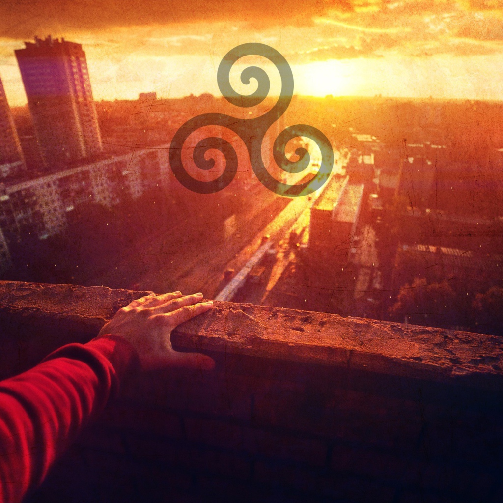 Символ солнца на фоне города