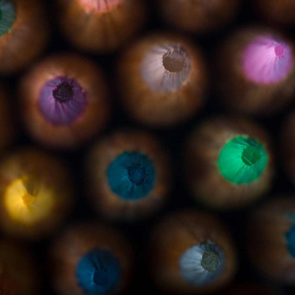 Кончики разноцветных карандашей